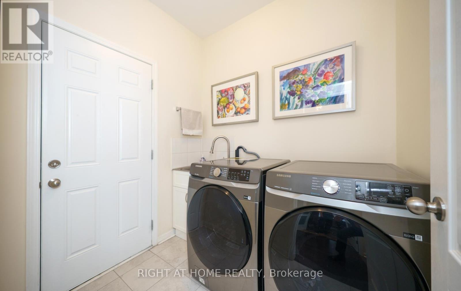 2 Cliff Thompson Court, Georgina, ON