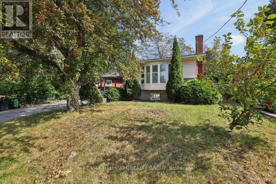 Beautiful mature landscaping. - 211 Harcourt Avenue, Ottawa, ON