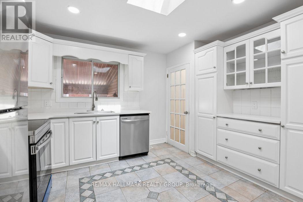 Beautiful bright kitchen. - 211 Harcourt Avenue, Ottawa, ON