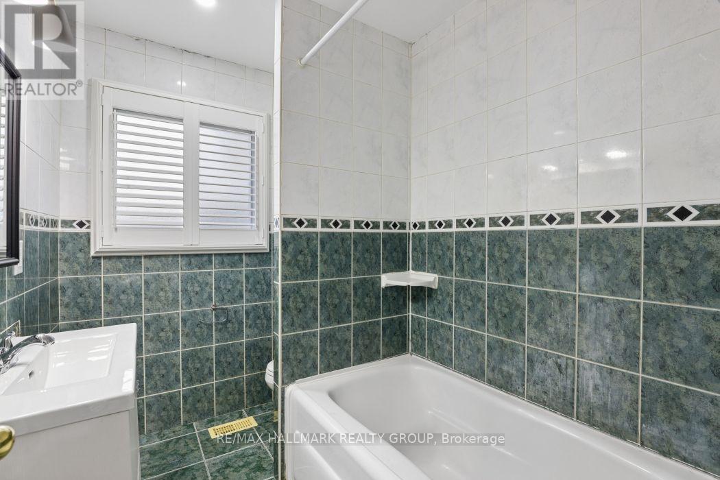 Bathroom. - 211 Harcourt Avenue, Ottawa, ON