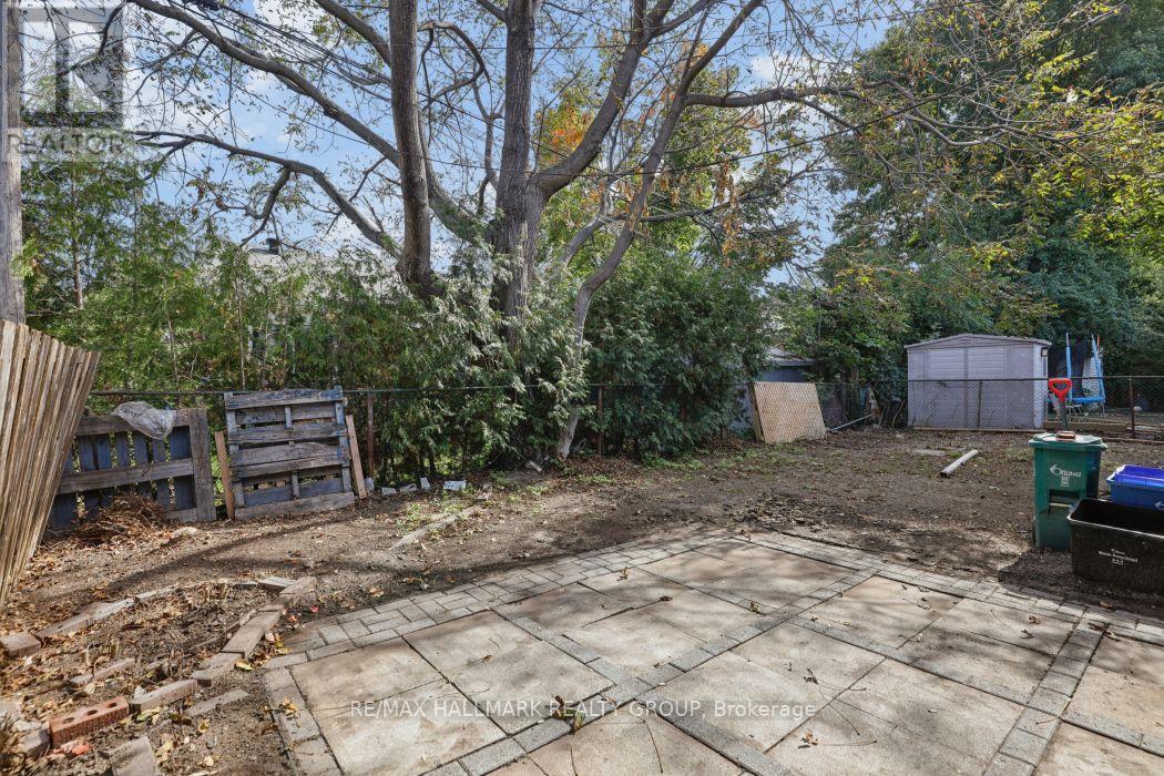 Fully fenced. - 211 Harcourt Avenue, Ottawa, ON