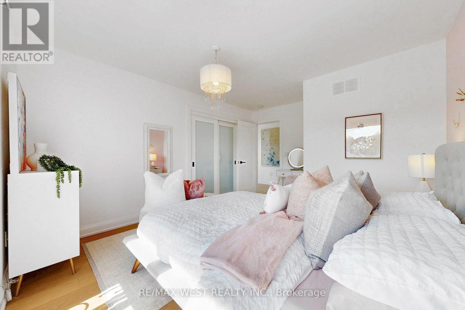 972 Castlefield Avenue, Toronto, ON