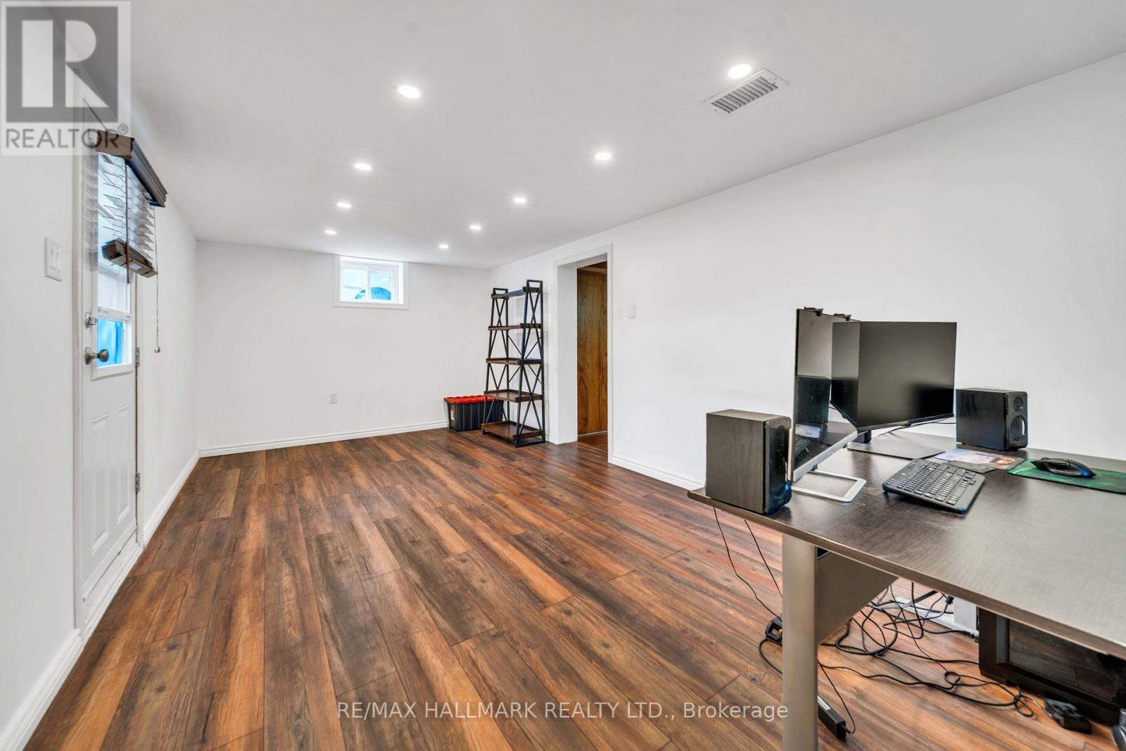 1557 Pharmacy Avenue, Toronto, ON