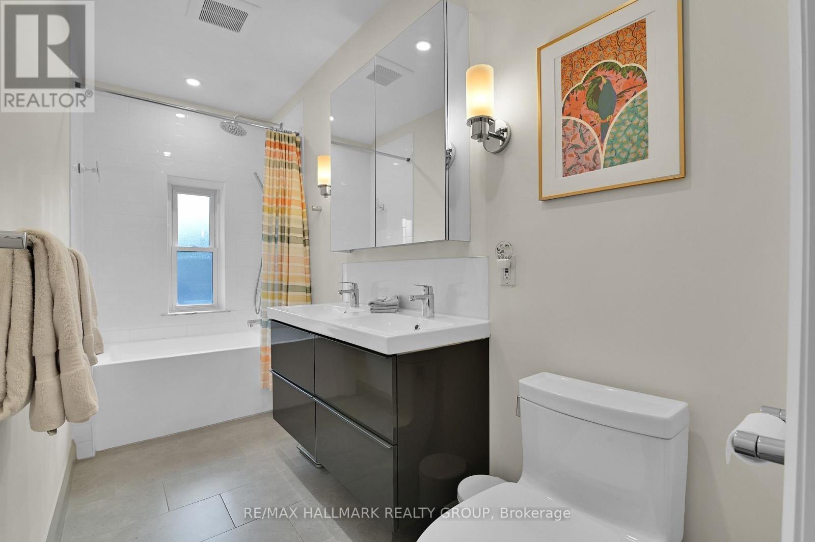 2nd floor - 5-piece Bathroom - 142 River Lane, Ottawa, ON