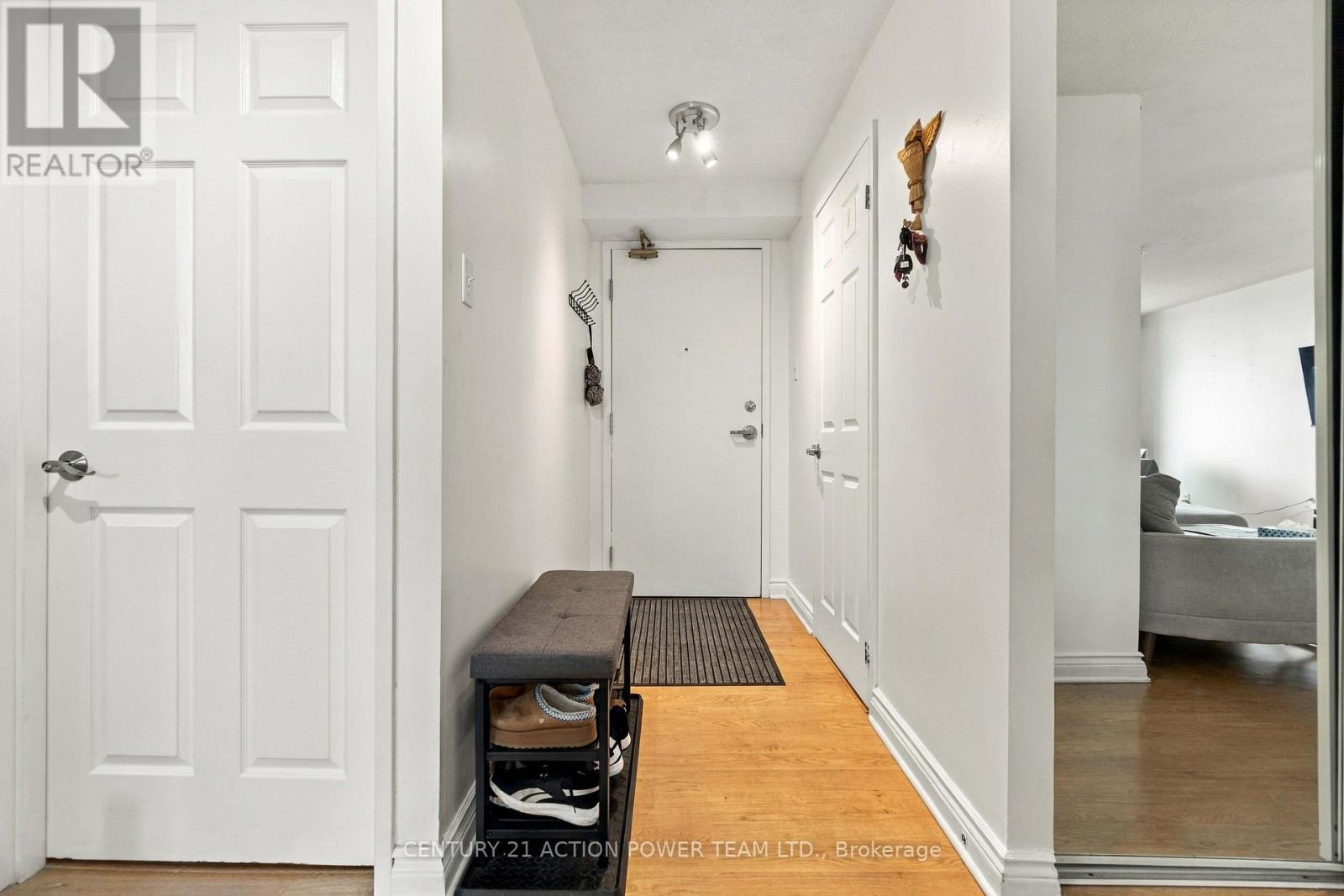 spacious entry - 1010 - 1440 Heron Road, Ottawa, ON