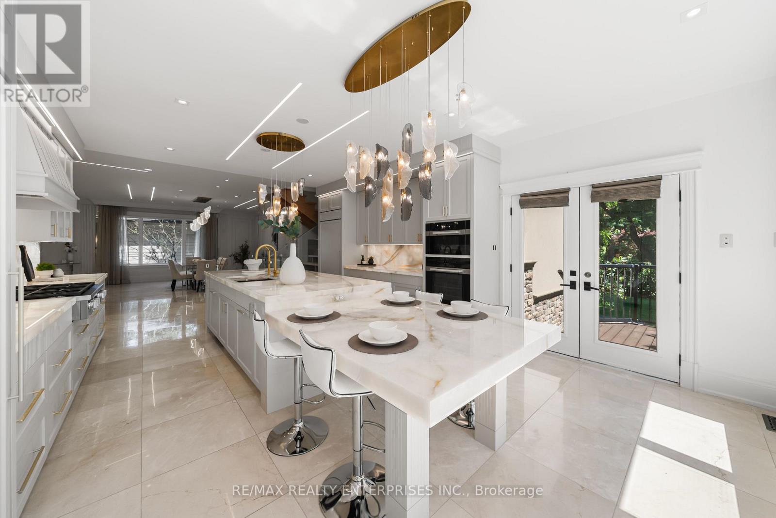 3168 Lakeshore Road W, Oakville, ON