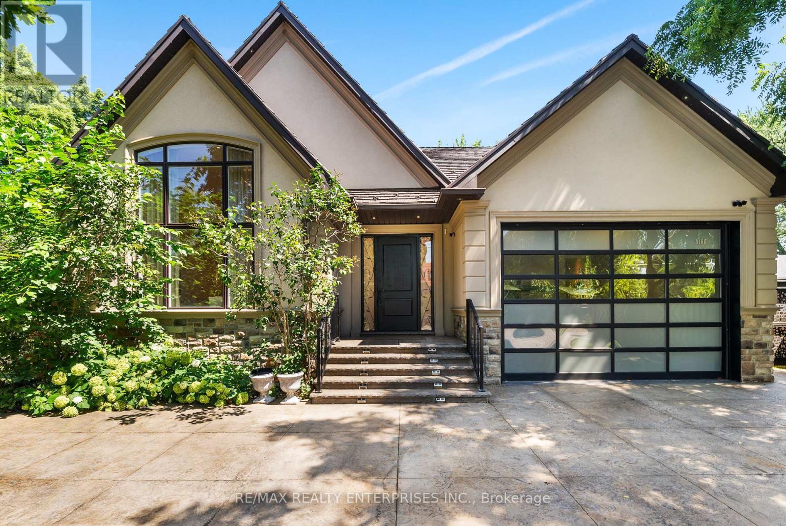 3168 Lakeshore Road W, Oakville, ON