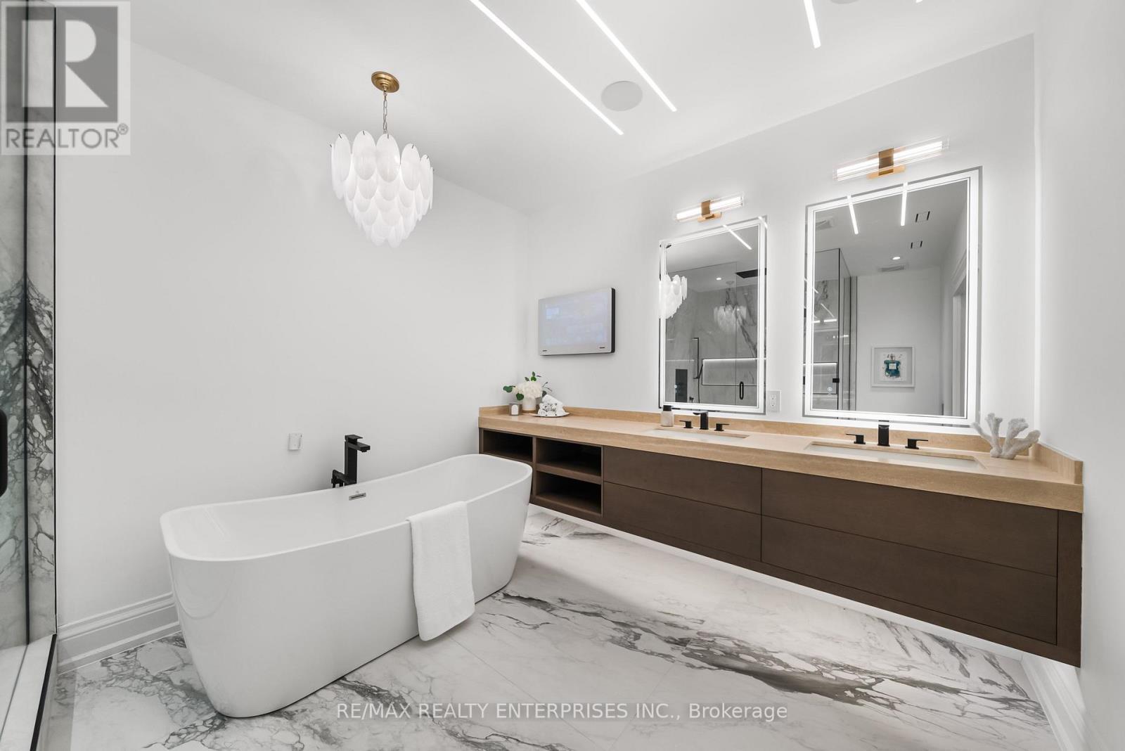 3168 Lakeshore Road W, Oakville, ON