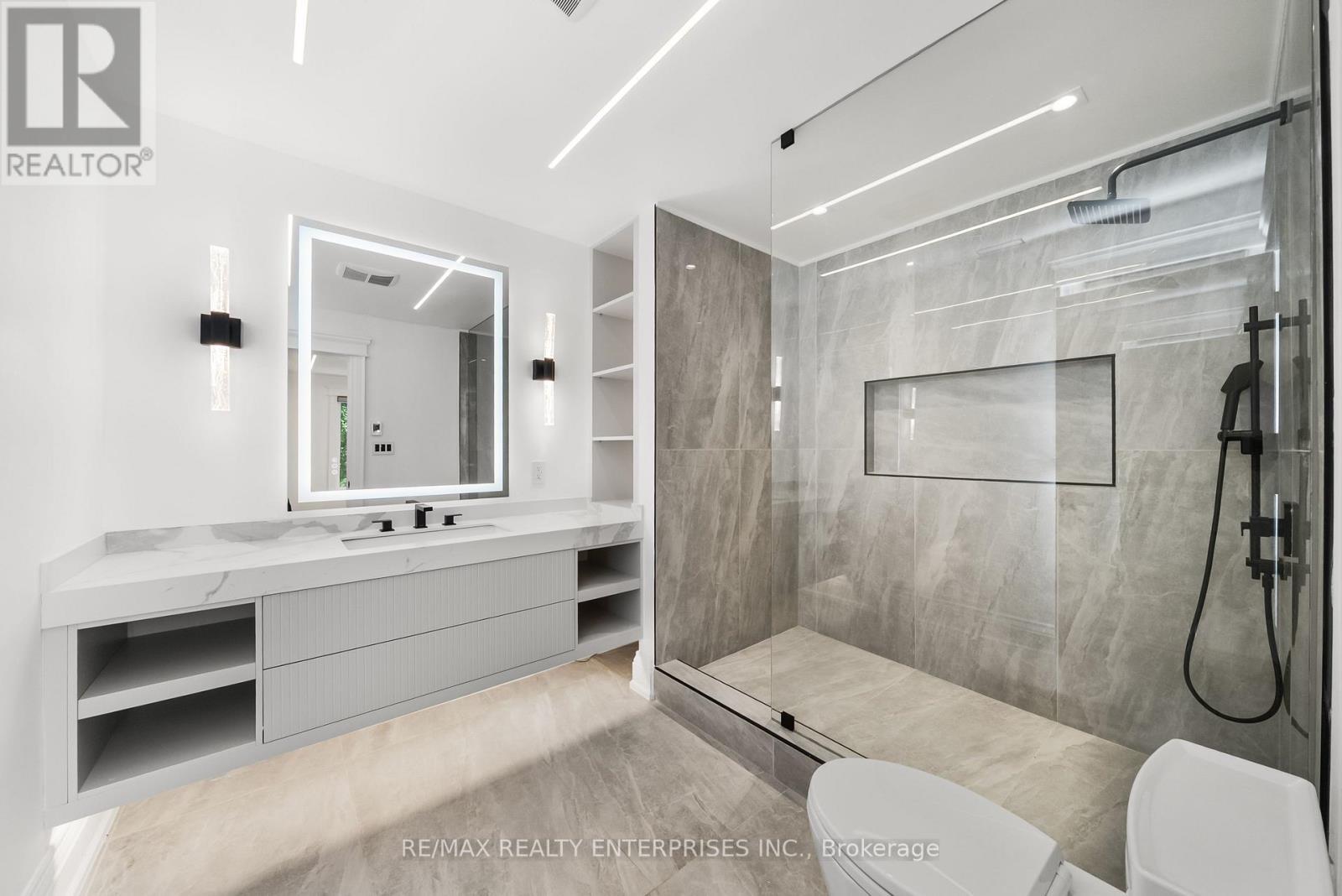 3168 Lakeshore Road W, Oakville, ON