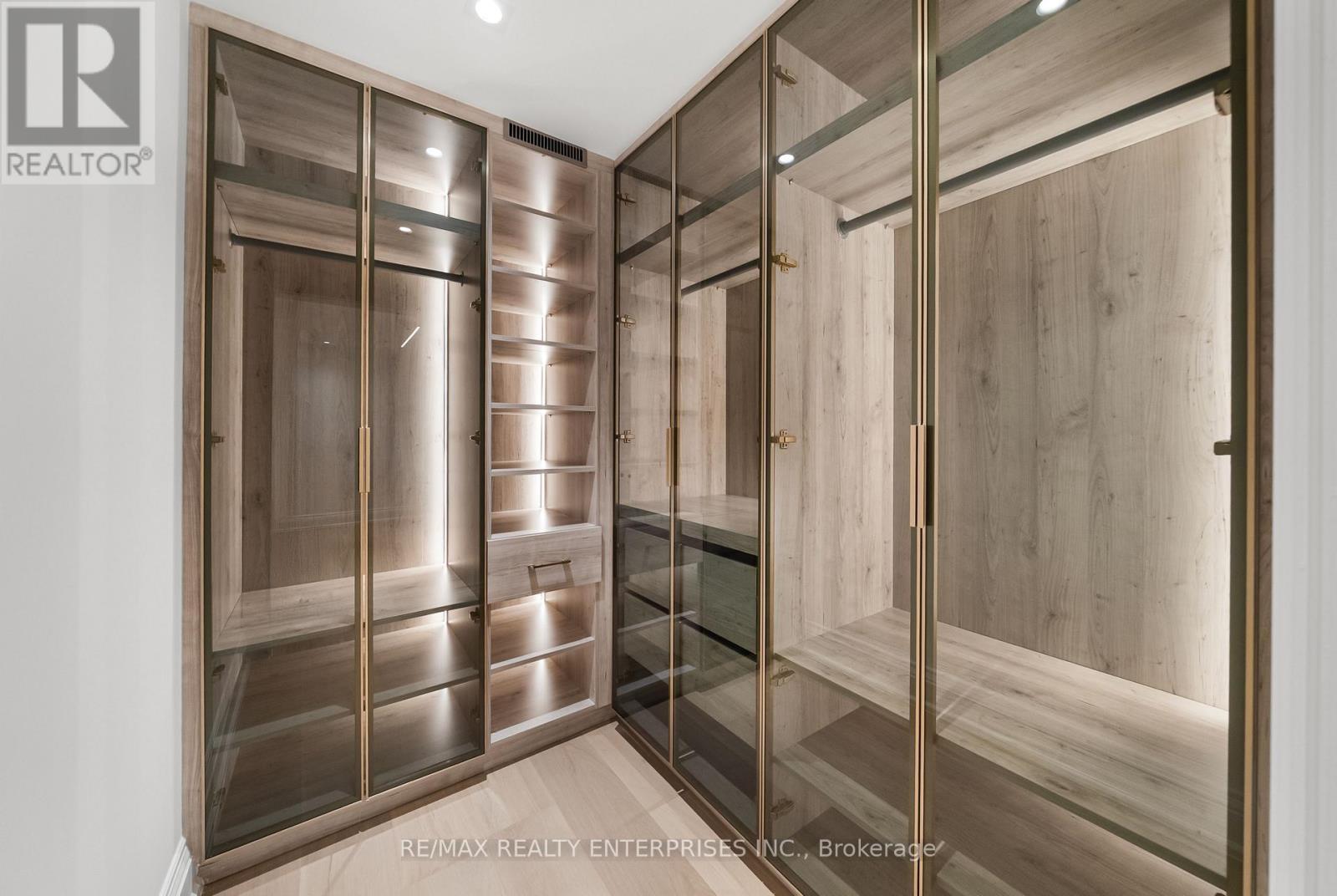 3168 Lakeshore Road W, Oakville, ON
