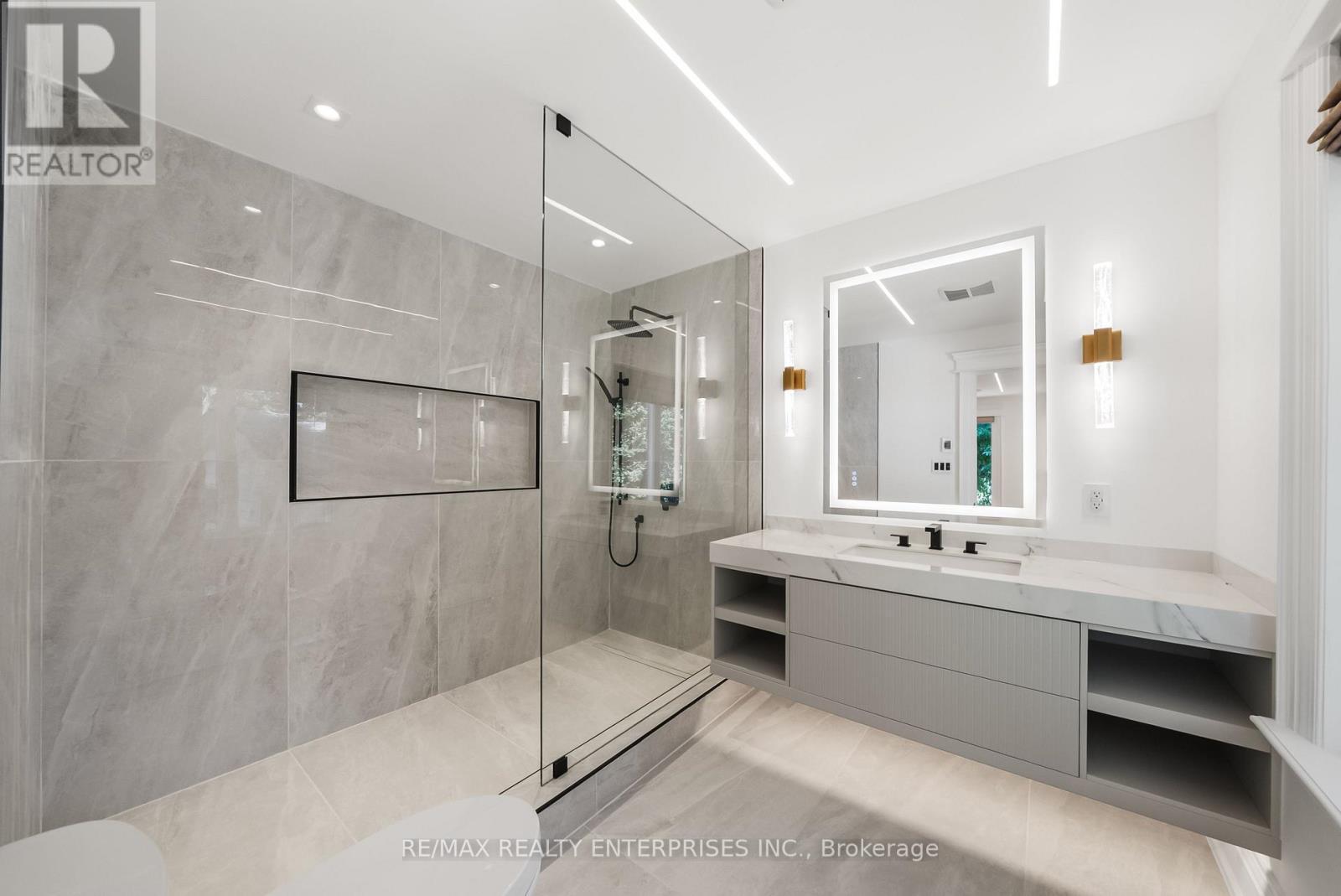 3168 Lakeshore Road W, Oakville, ON