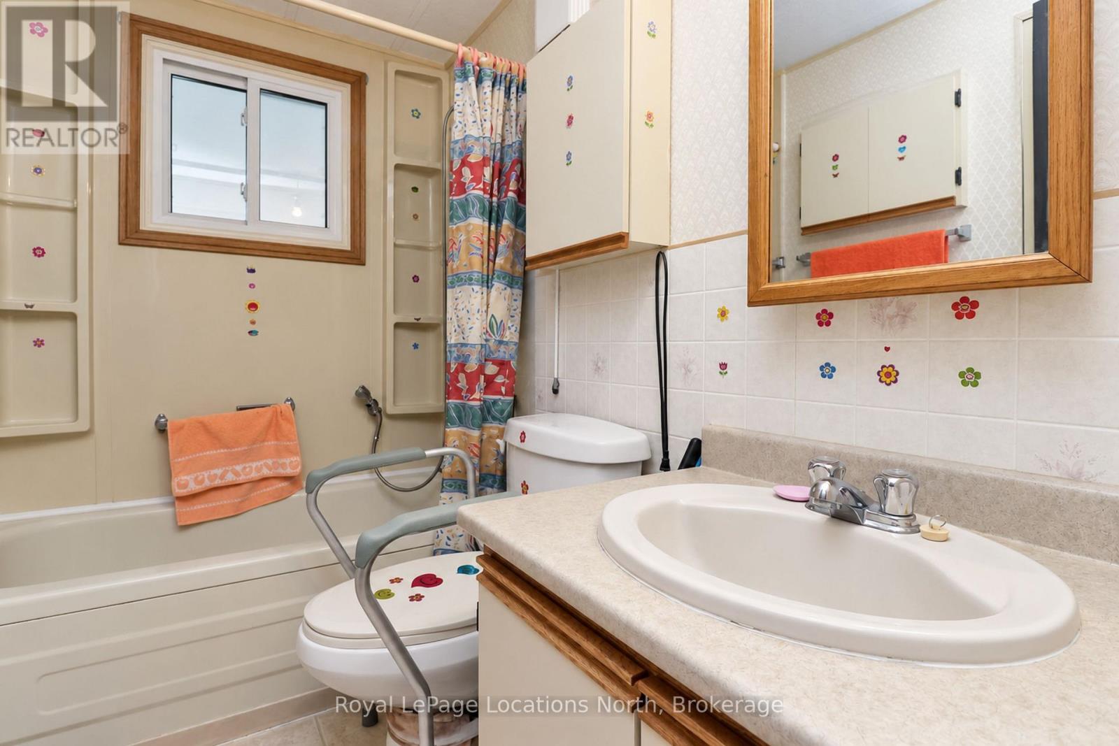 4-piece bathroom (with tub/shower combination) - 16 Sinclair Avenue S, Wasaga Beach, ON