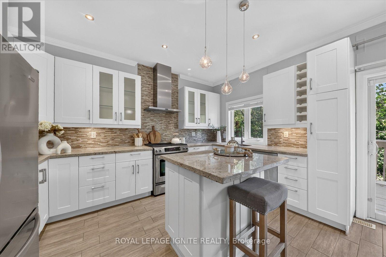 9 - 8032 Kipling Avenue, Vaughan, ON