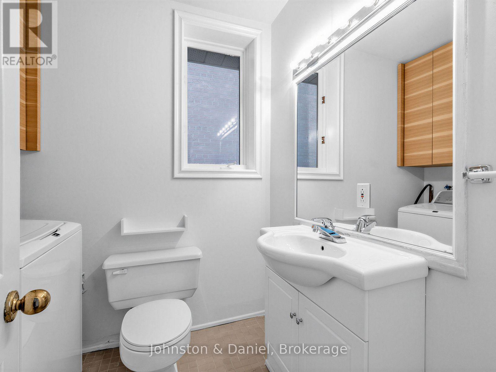 Second Floor 2-piece and Laundry - 320 Brunswick Avenue, Toronto, ON