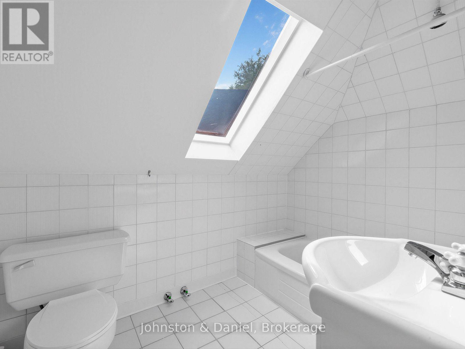Third Floor Bathroom - 320 Brunswick Avenue, Toronto, ON