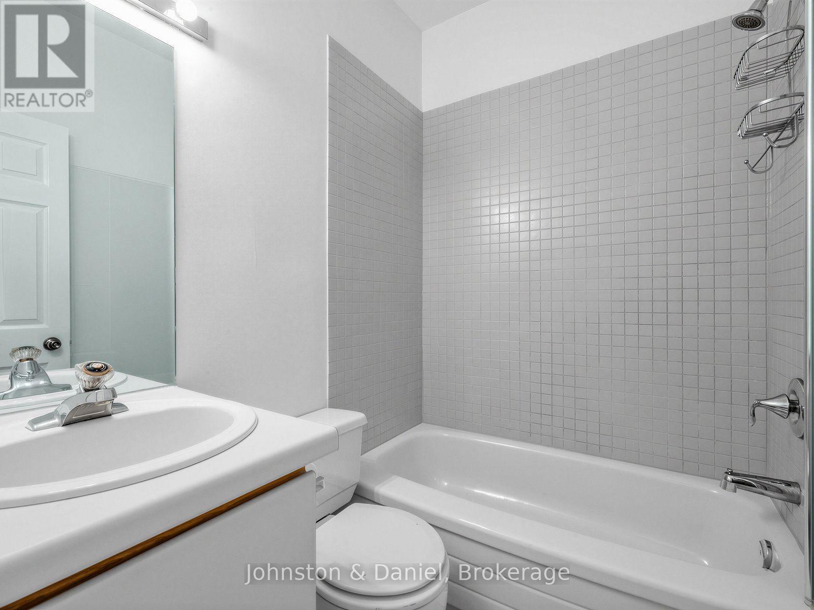 Main Floor Bathroom - 320 Brunswick Avenue, Toronto, ON