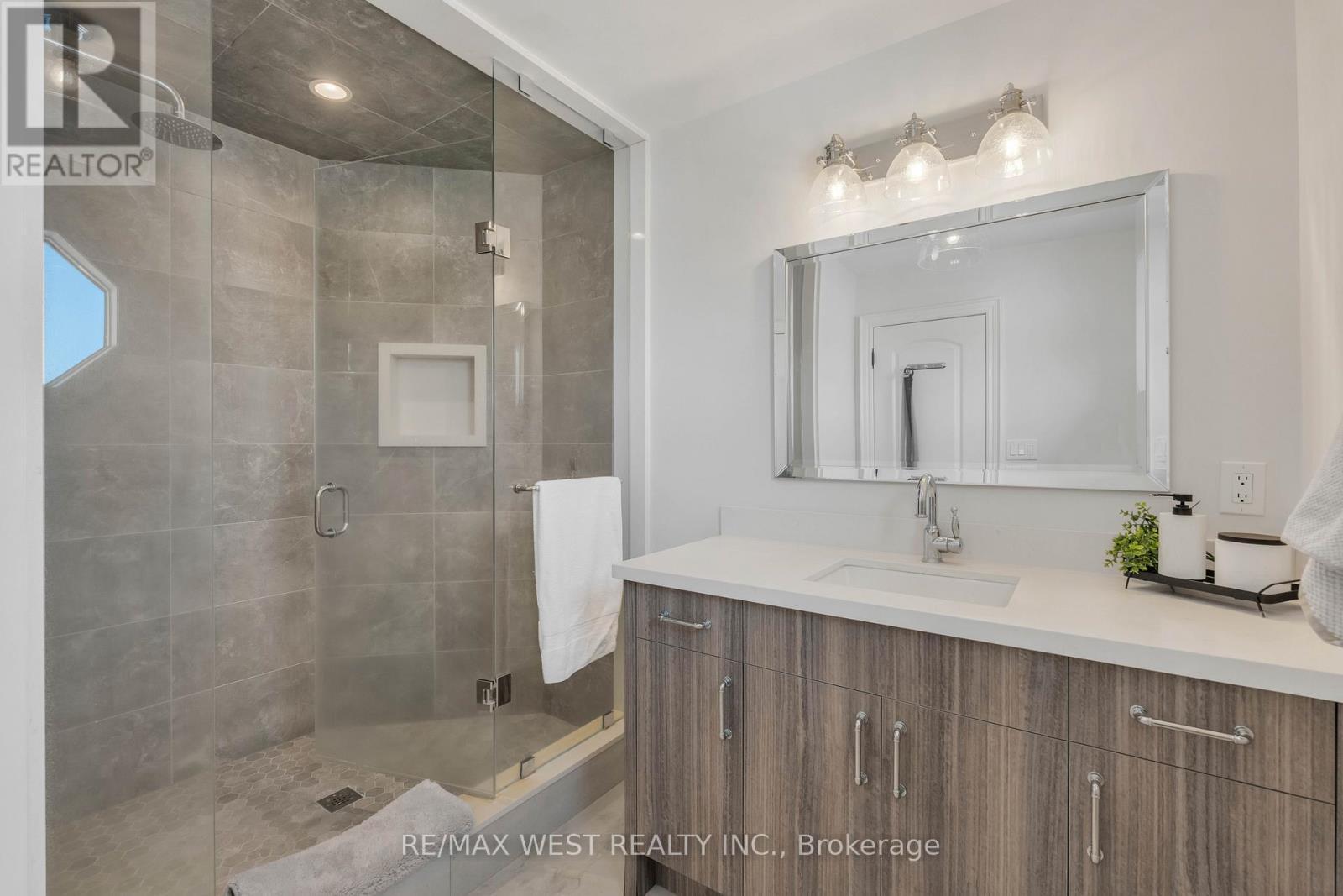 10 Farmcrest Court, King, ON