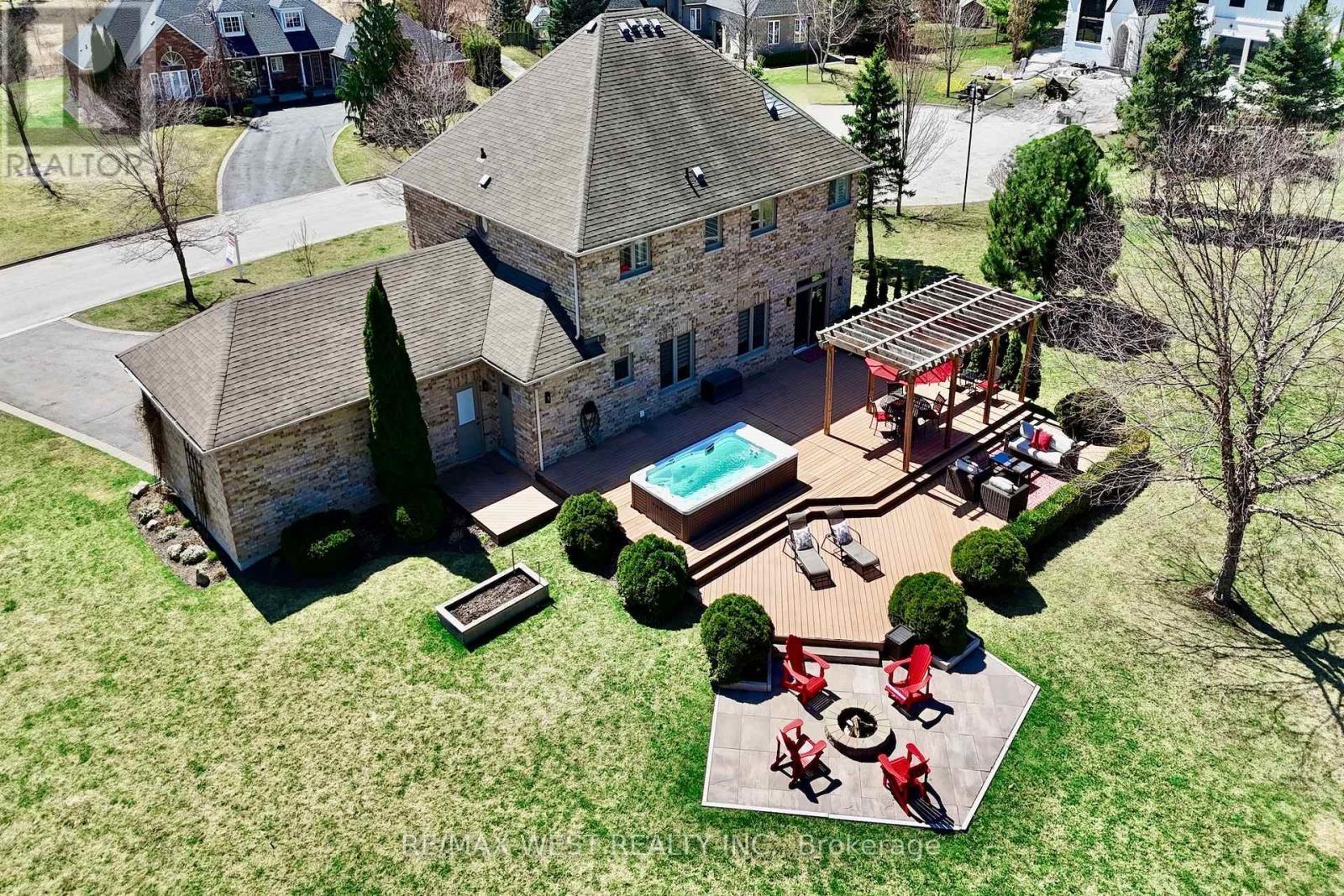 10 Farmcrest Court, King, ON