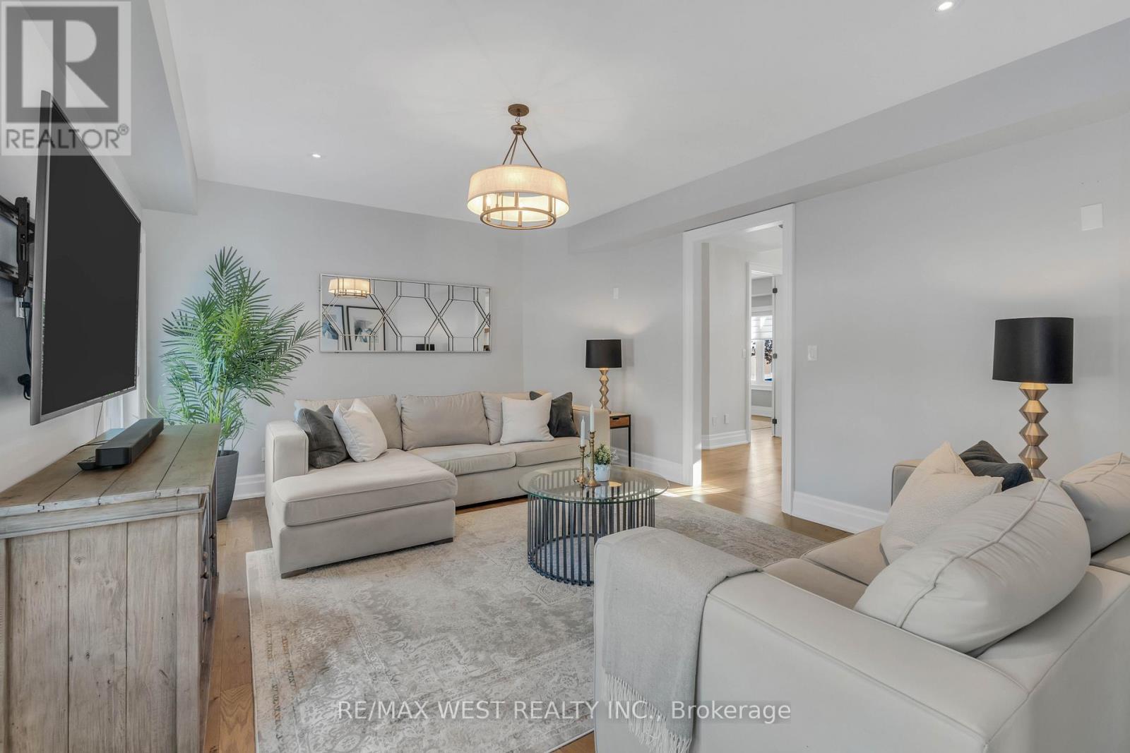 10 Farmcrest Court, King, ON