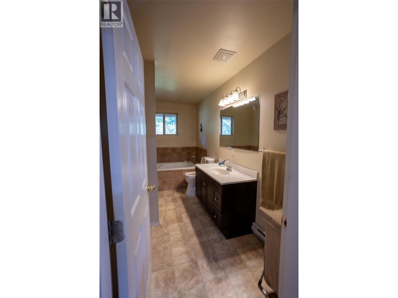 50 Taylor Way, Beaverdell, BC
