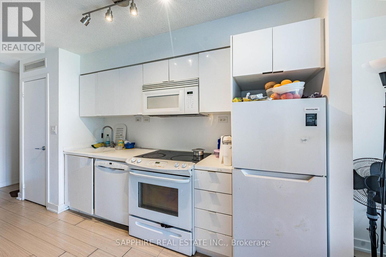 541 - 15 Iceboat Terrace, Toronto, ON