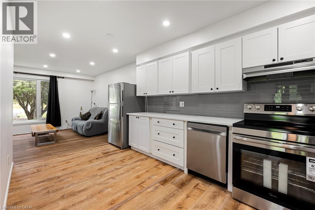 Kitchen open to the living room - 139 Town Line, Orangeville, ON