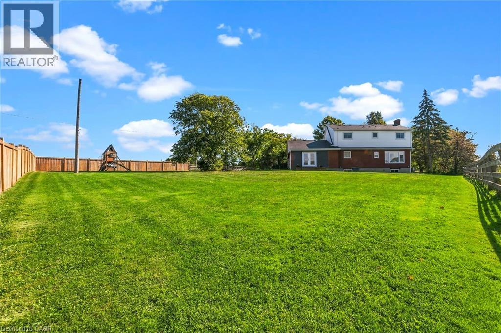 Expansive green lawn with a wood fence perimeter - 5367 2 Side Road, Milton, ON