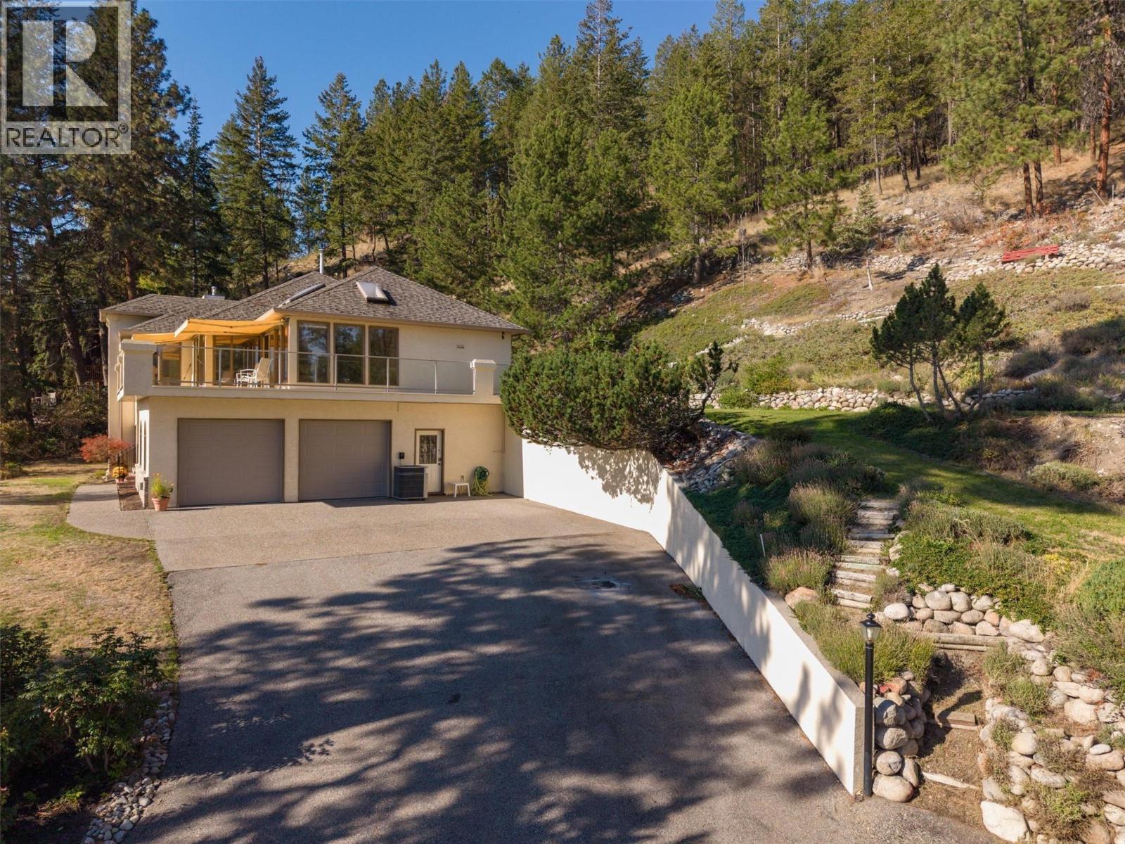 Lots of parking! - 4632 / 4624 Minto Street, Peachland, BC