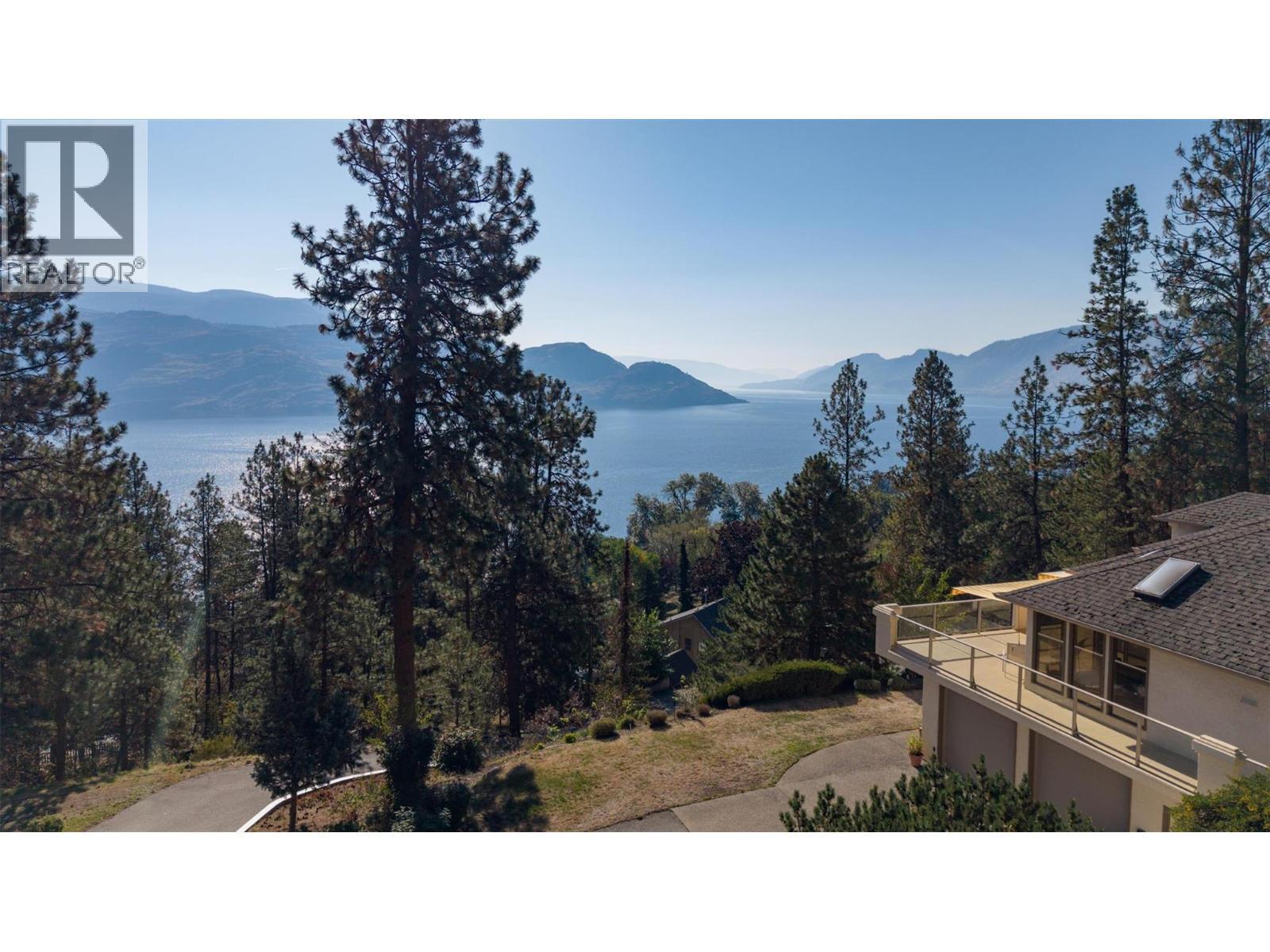 Breathtaking views! - 4632 / 4624 Minto Street, Peachland, BC
