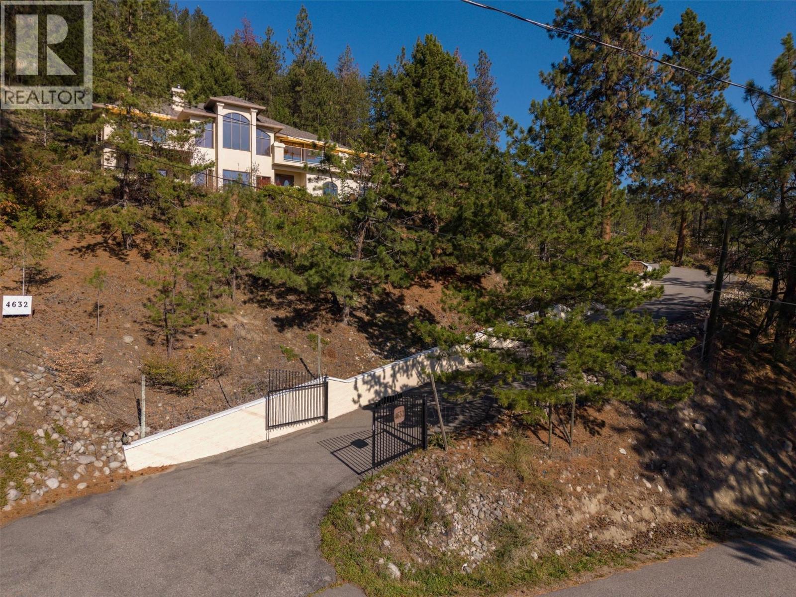 Entrance to property - 4632 / 4624 Minto Street, Peachland, BC