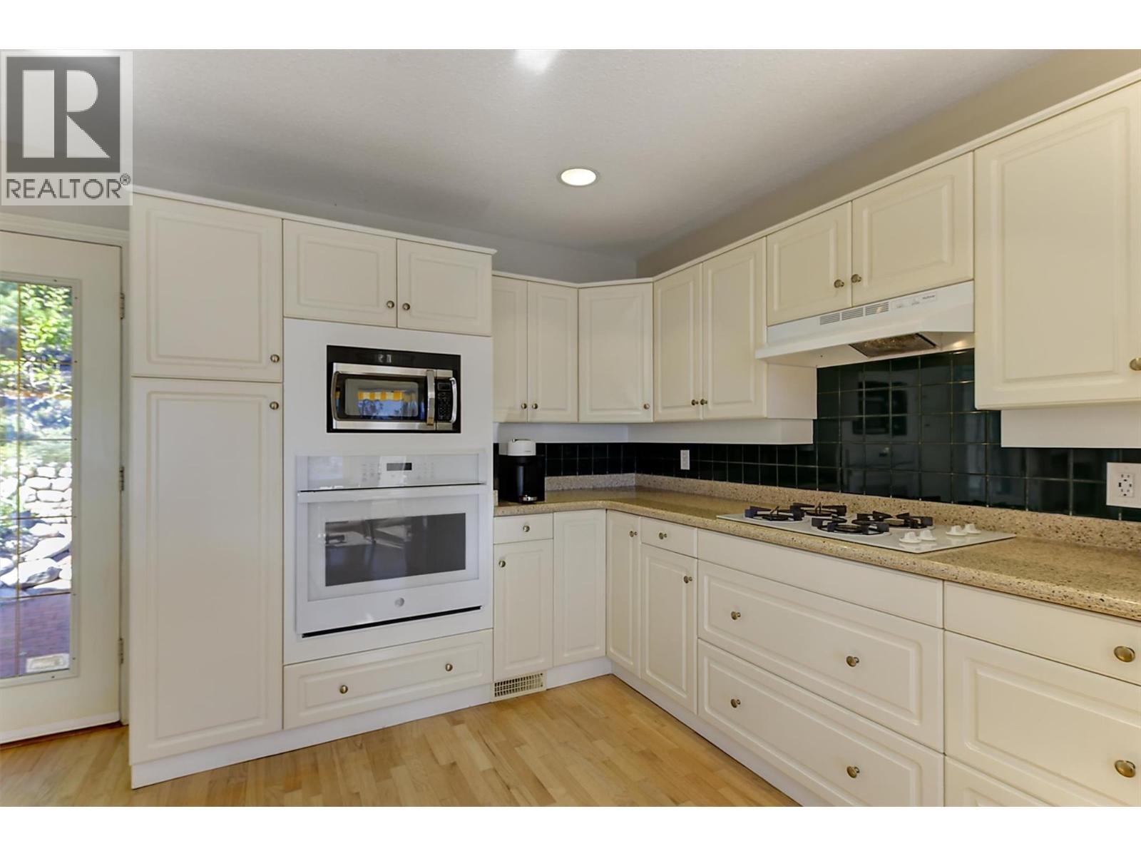 Kitchen with gas cooktop and built in oven - 4632 / 4624 Minto Street, Peachland, BC