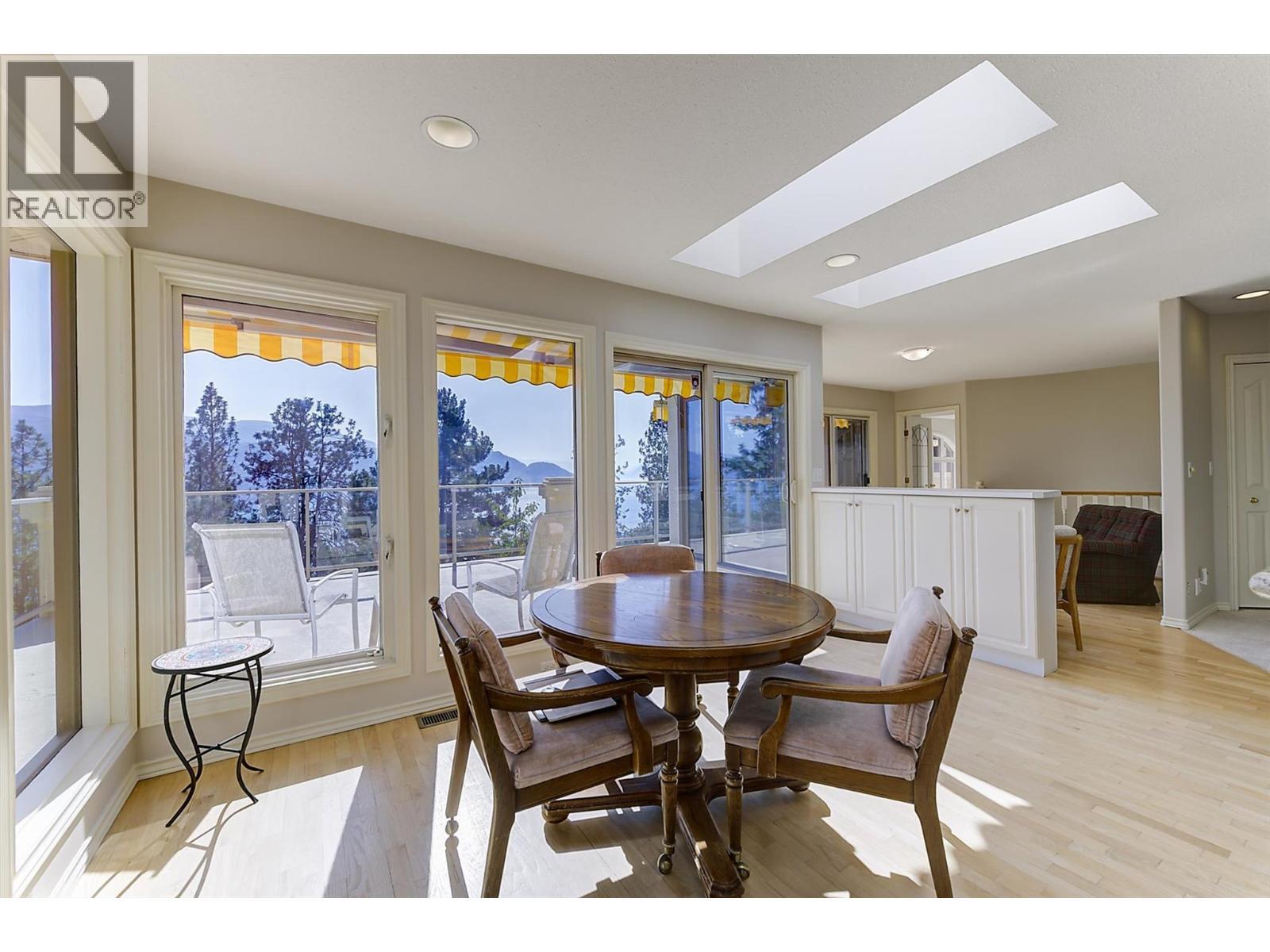 Nook with lake and mountain views! - 4632 / 4624 Minto Street, Peachland, BC