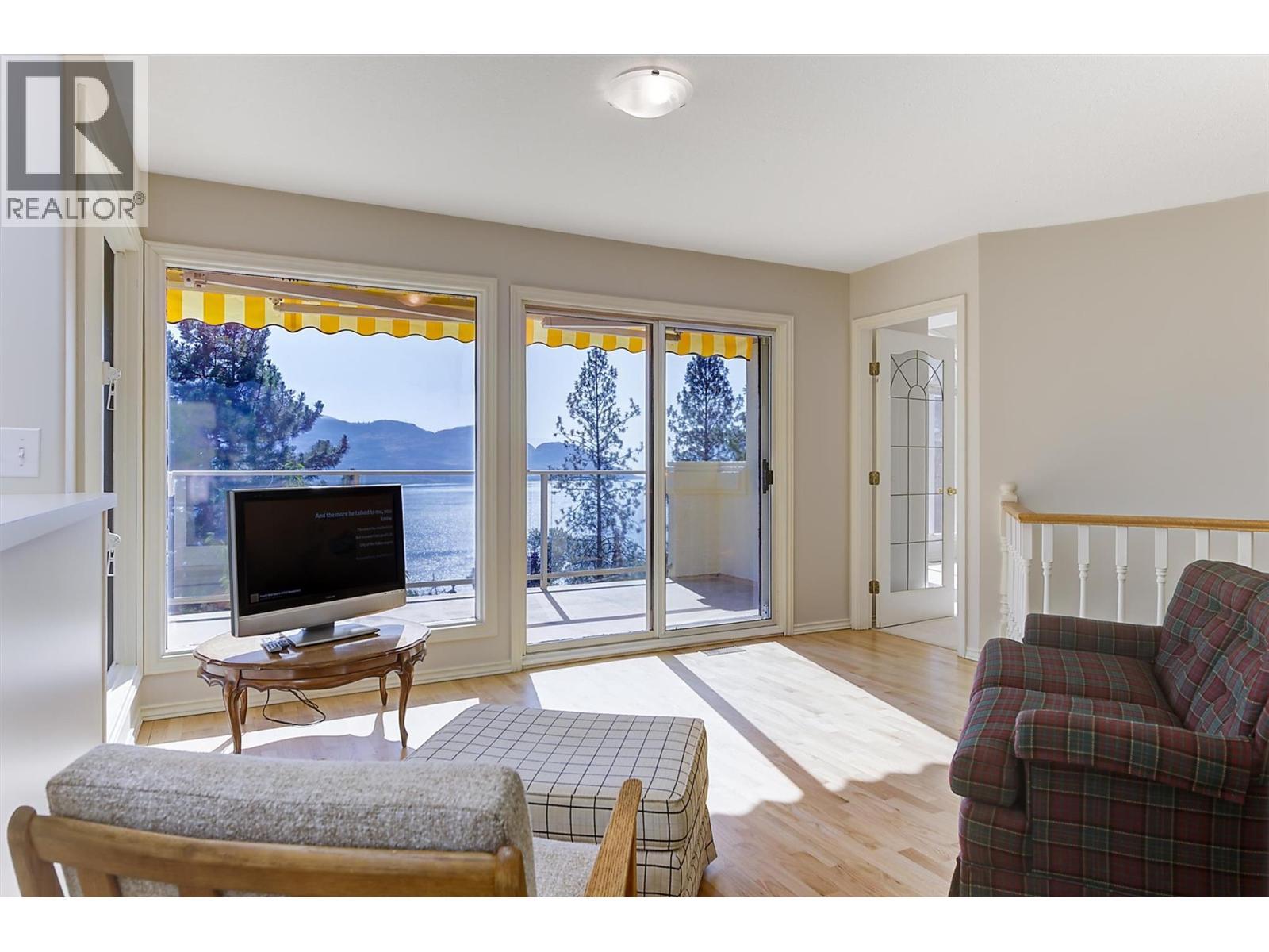 Den with outstanding views! - 4632 / 4624 Minto Street, Peachland, BC