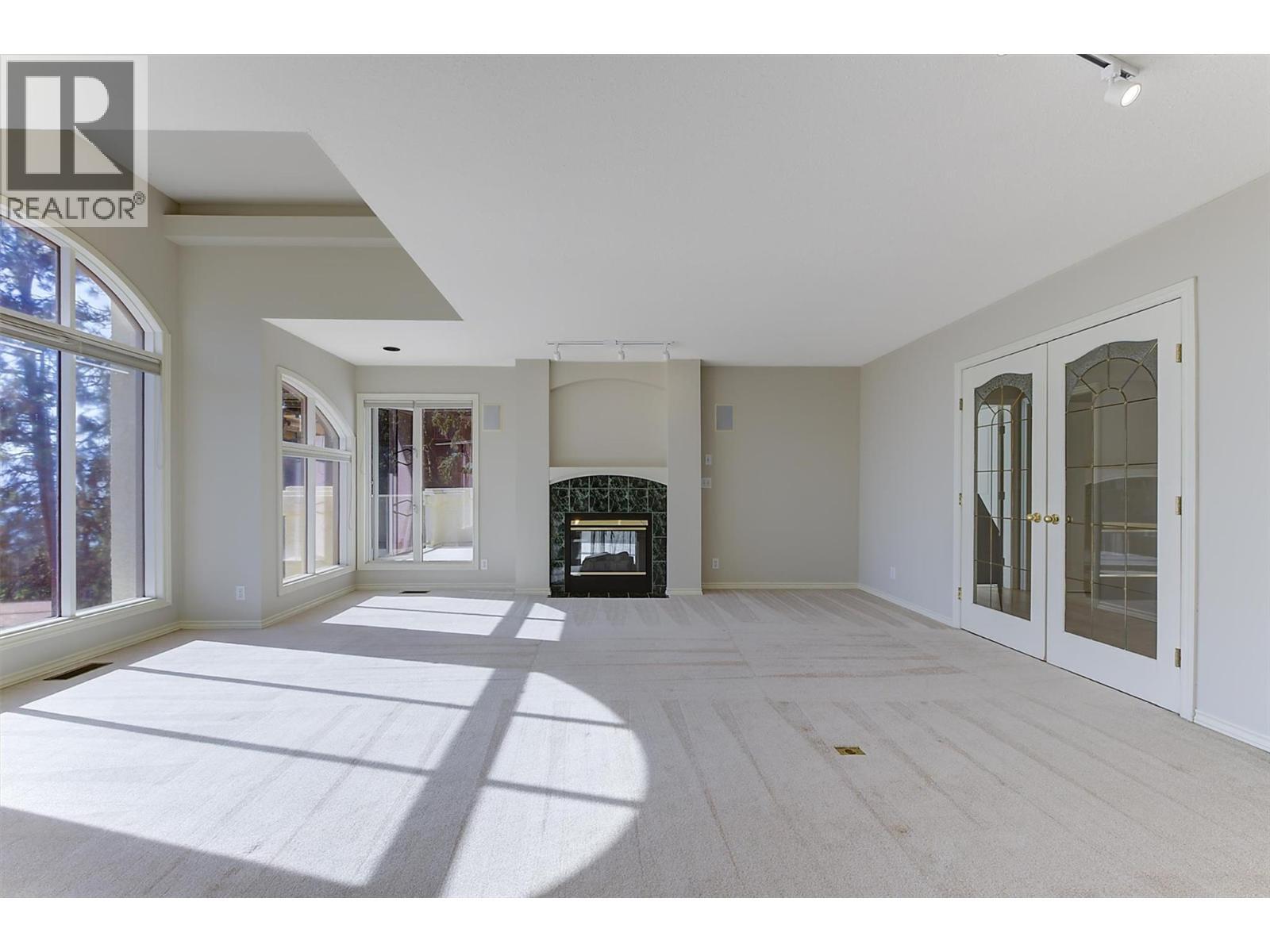 Private living room with outstanding views! - 4632 / 4624 Minto Street, Peachland, BC