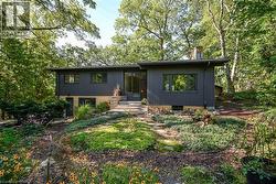 2 HELEN Street  Dundas, ON L9H 1N3