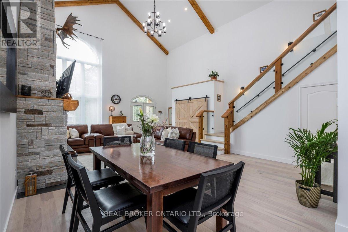 3665 Baldwick Lane, Springwater, ON - Indoor Photo Showing Dining Room