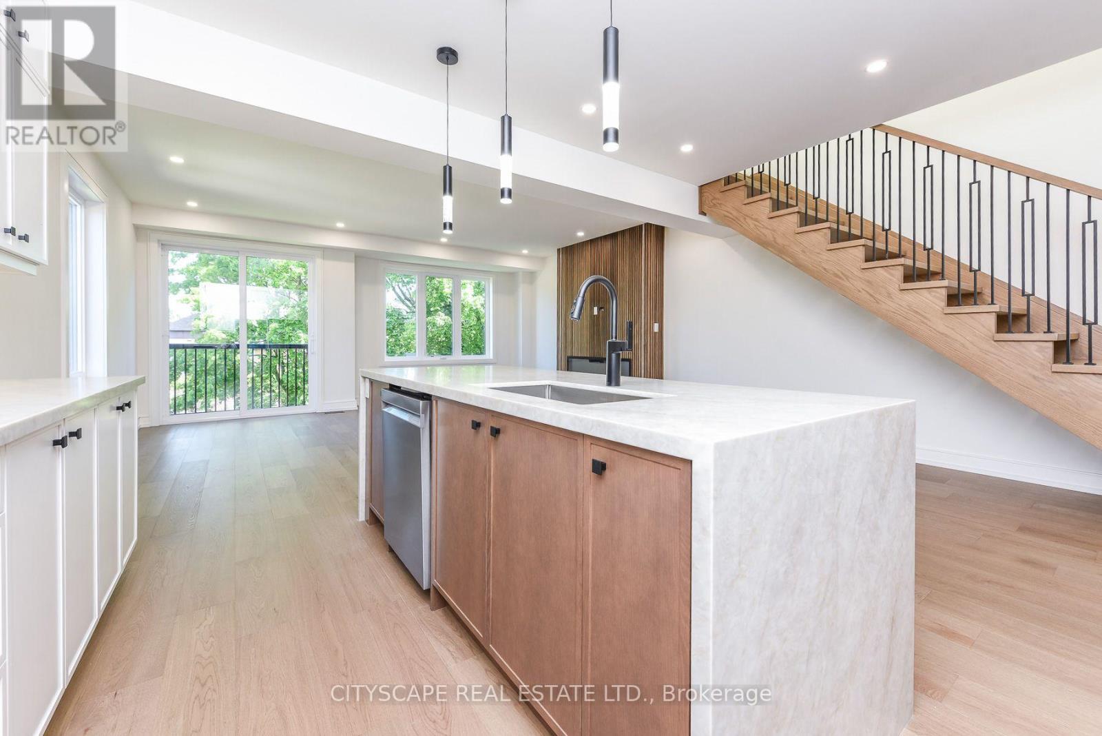 956 Fourth Street, Mississauga, ON - Indoor Photo Showing Kitchen