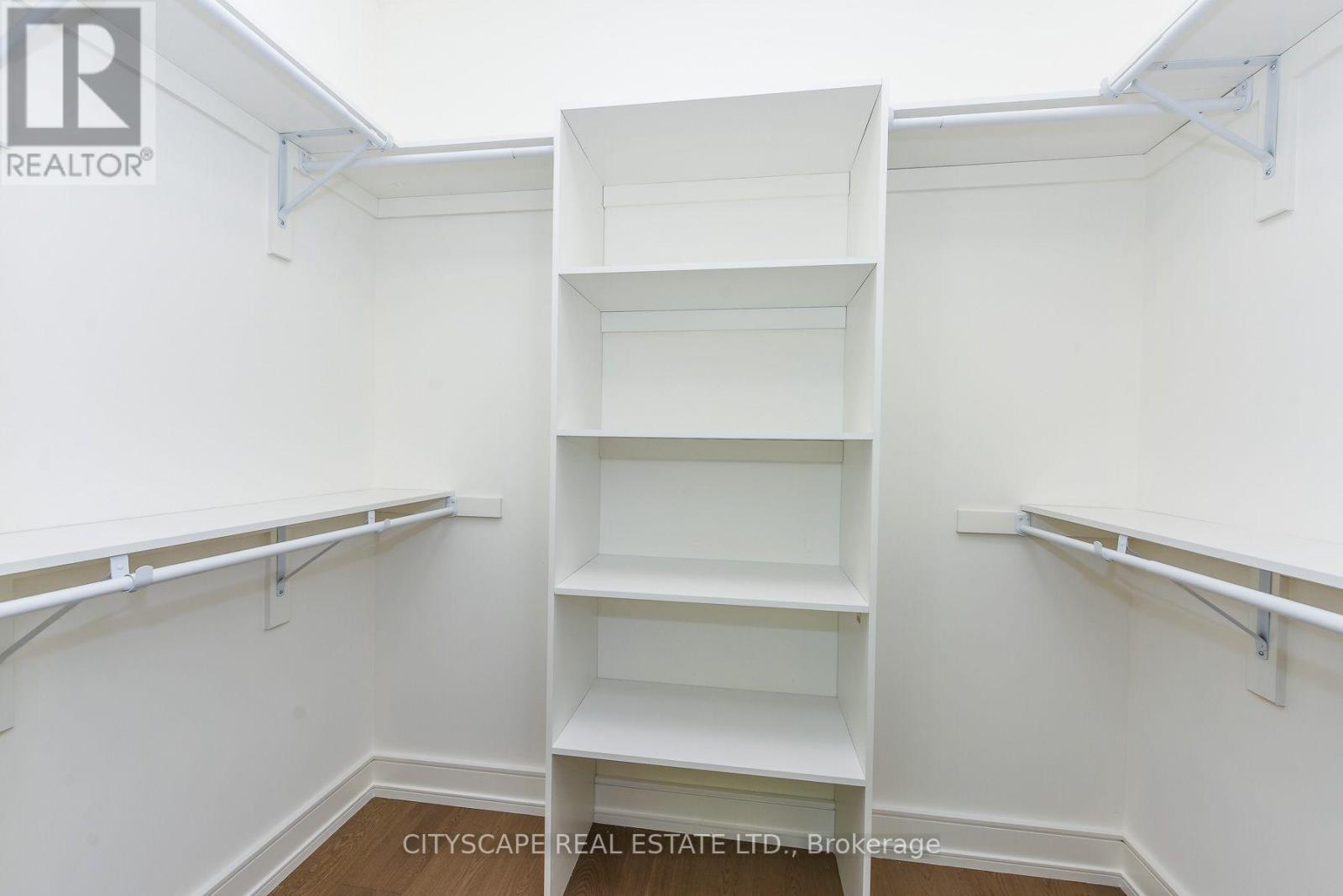 956 Fourth Street, Mississauga, ON - Indoor With Storage
