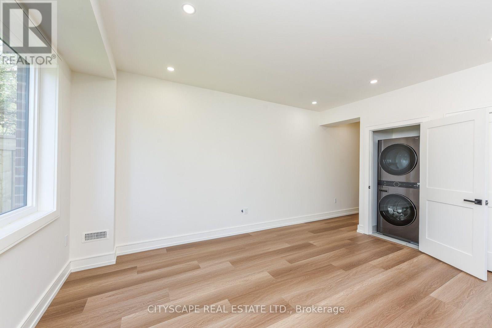 956 Fourth Street, Mississauga, ON - Indoor