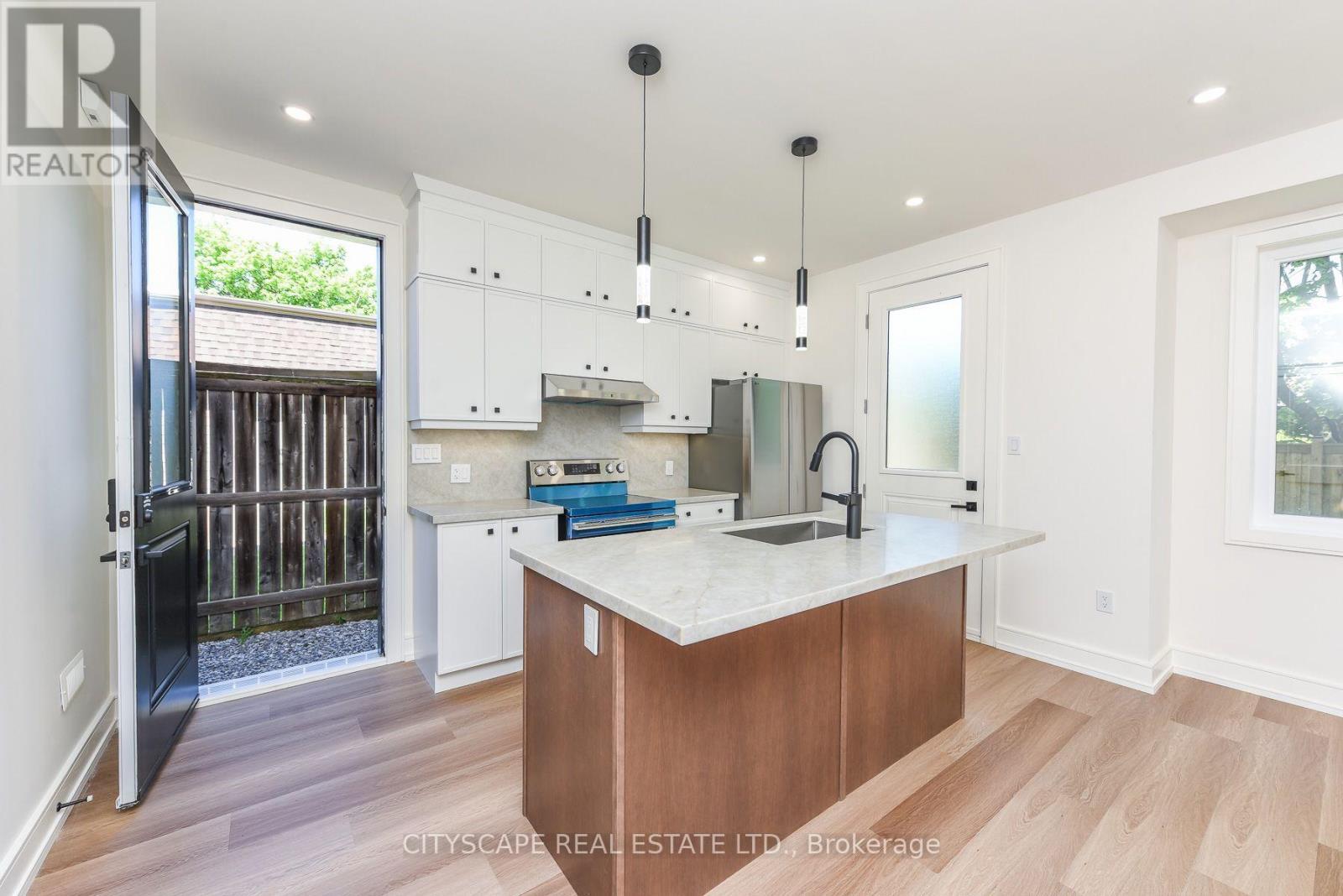 956 Fourth Street, Mississauga, ON - Indoor Photo Showing Kitchen With Upgraded Kitchen