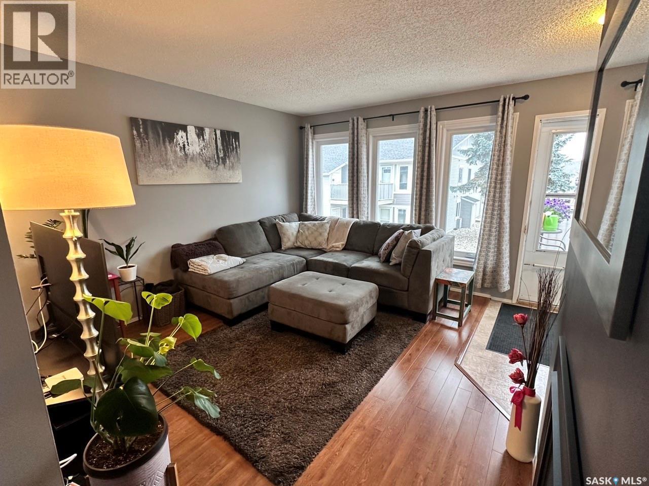 7346 Bennett Drive, Regina, SK - Indoor Photo Showing Living Room