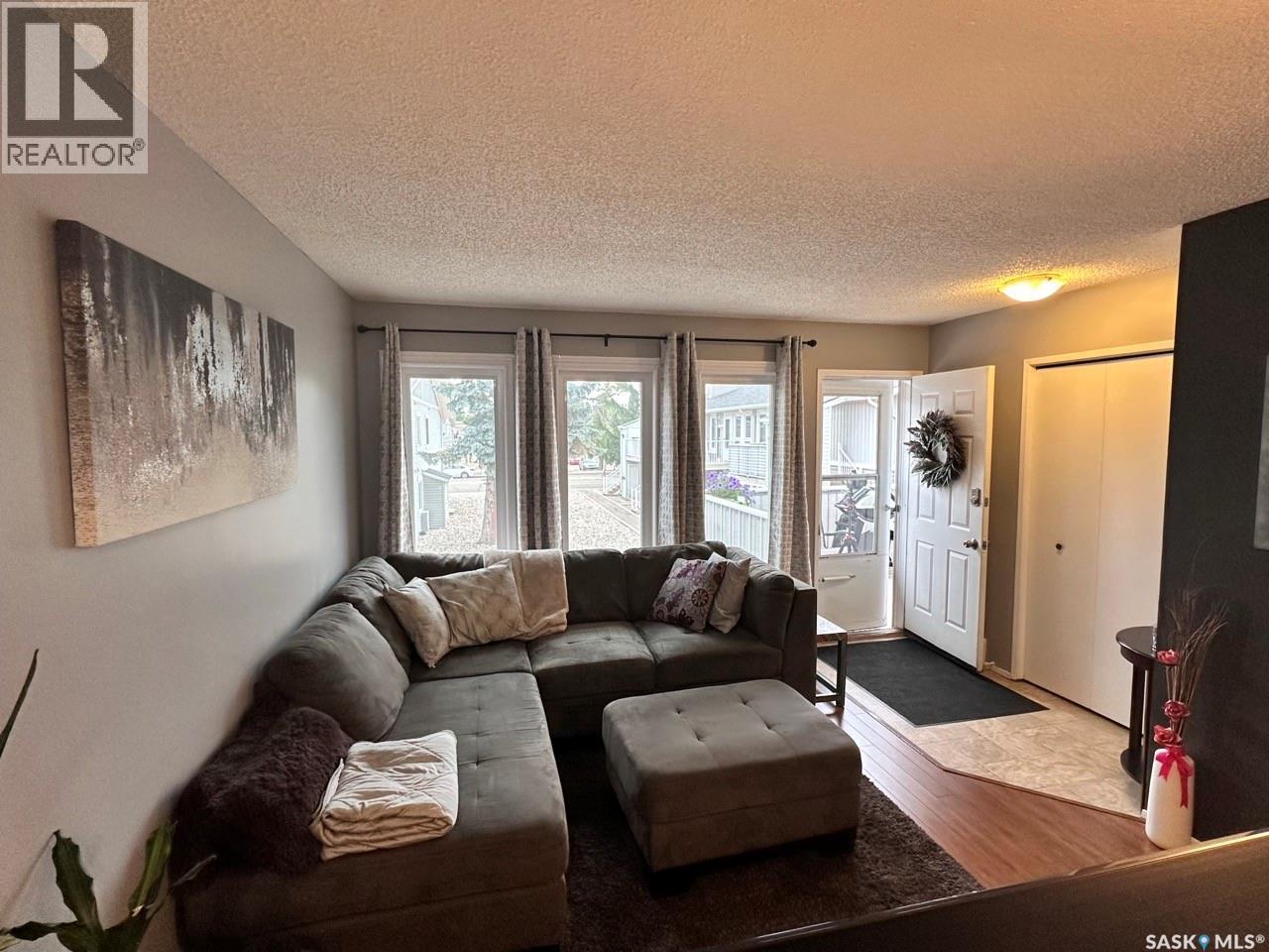 7346 Bennett Drive, Regina, SK - Indoor Photo Showing Living Room