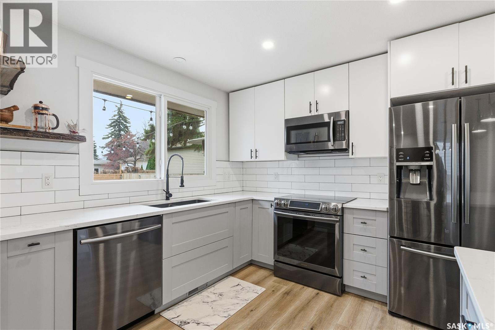 1813 Cameron Avenue, Saskatoon, SK - Indoor Photo Showing Kitchen With Upgraded Kitchen