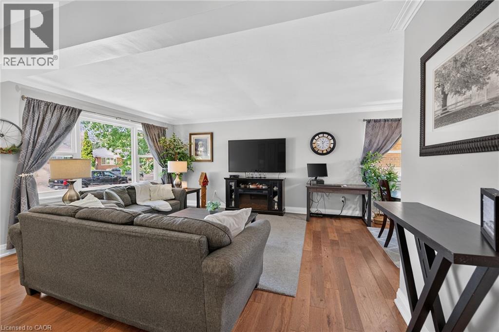 89 Wise Crescent, Hamilton, ON - Indoor Photo Showing Living Room