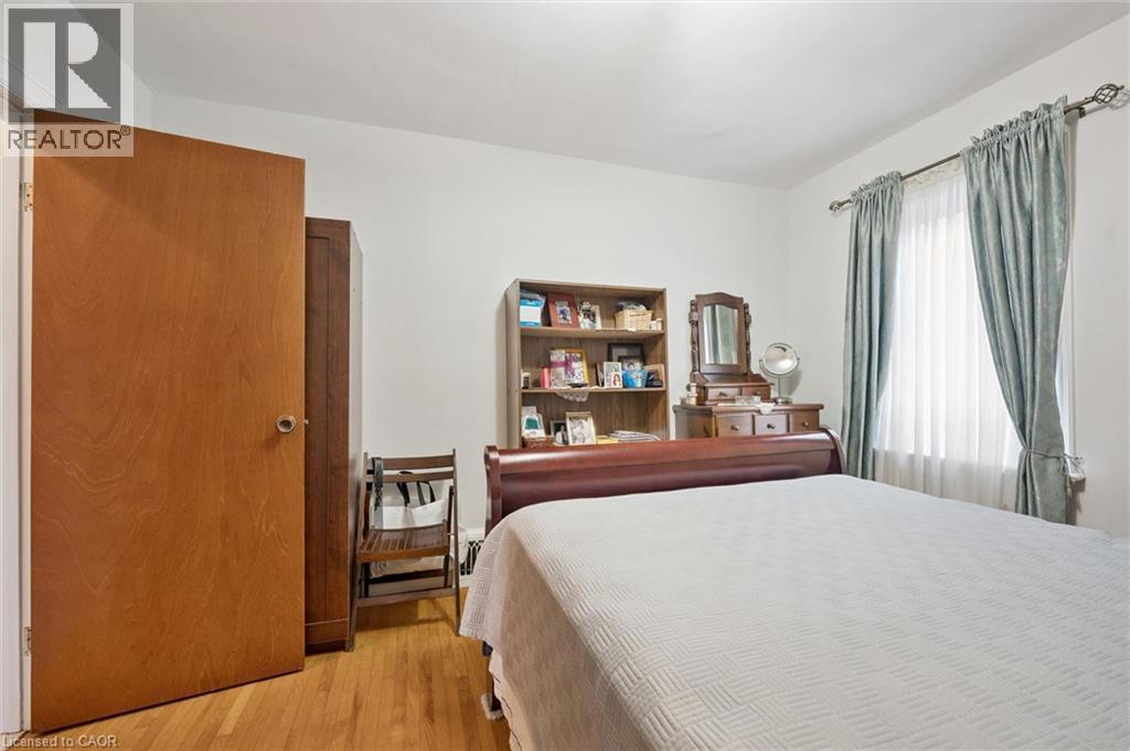 1873 Main Street E, Hamilton, ON - Indoor Photo Showing Bedroom