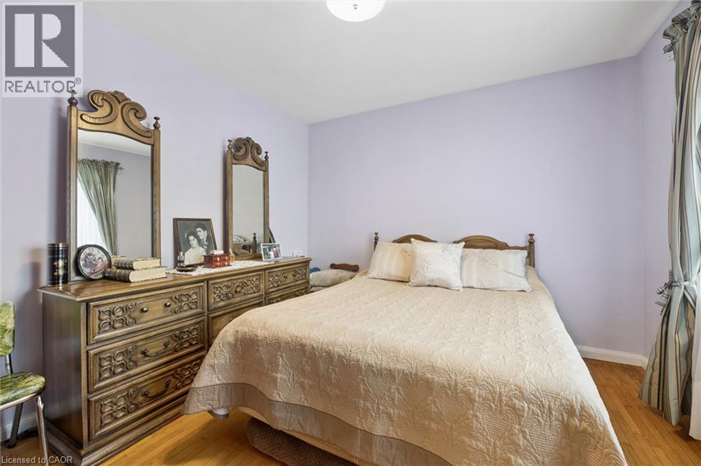 1873 Main Street E, Hamilton, ON - Indoor Photo Showing Bedroom