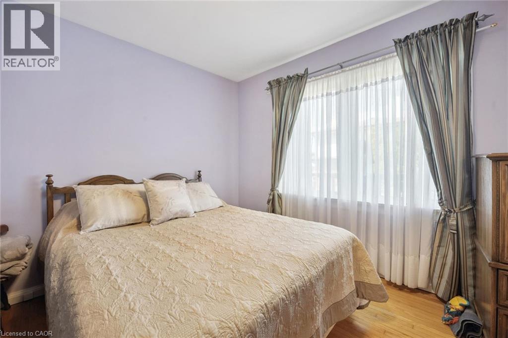 1873 Main Street E, Hamilton, ON - Indoor Photo Showing Bedroom