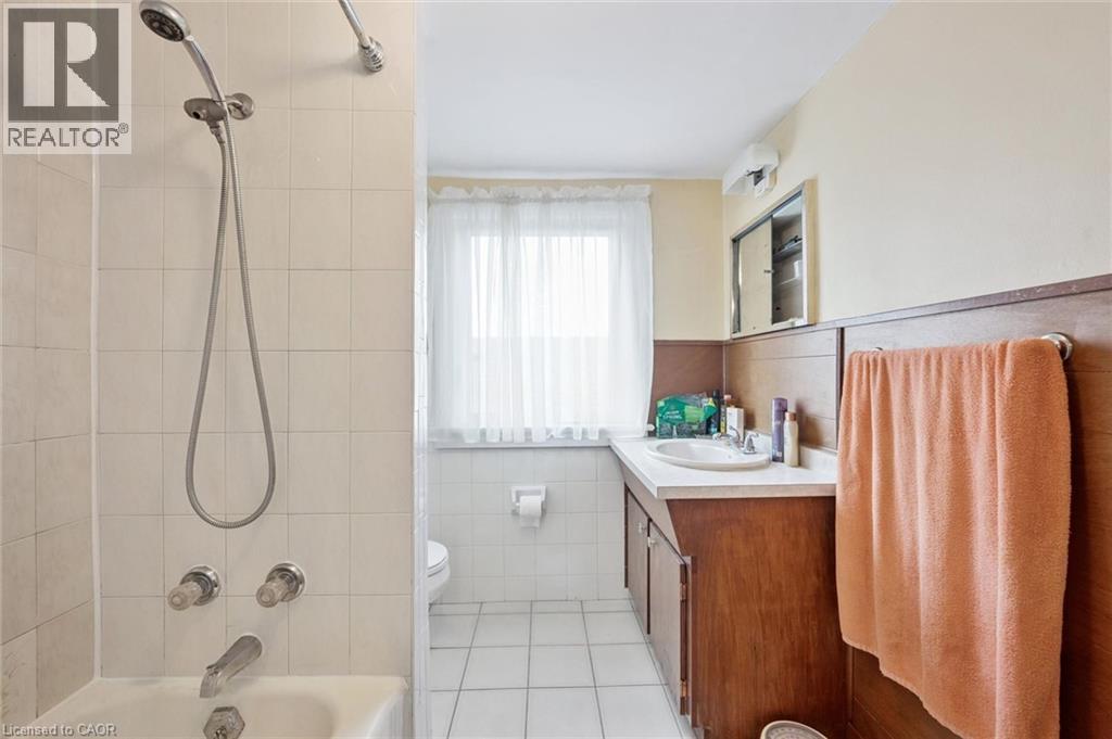 1873 Main Street E, Hamilton, ON - Indoor Photo Showing Bathroom