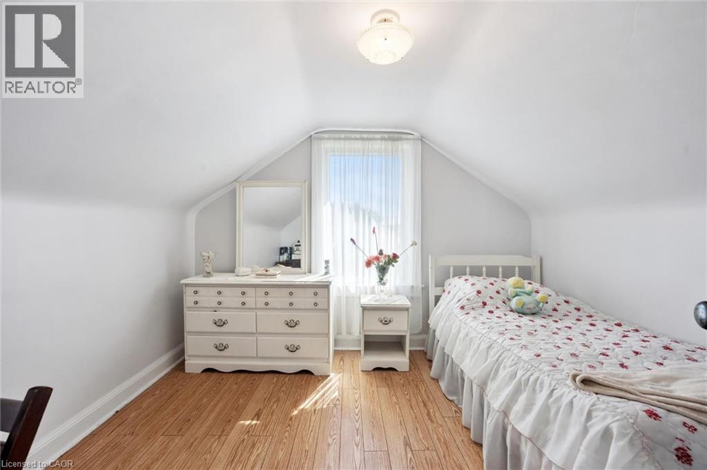 1873 Main Street E, Hamilton, ON - Indoor Photo Showing Bedroom