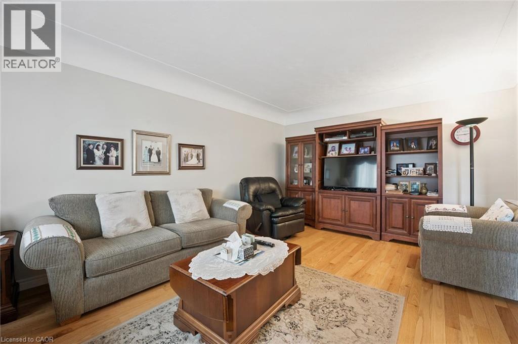 1873 Main Street E, Hamilton, ON - Indoor Photo Showing Living Room